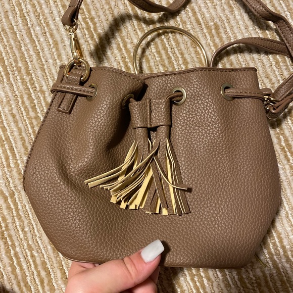 Small brown synch cross body bag. - Picture 3 of 7